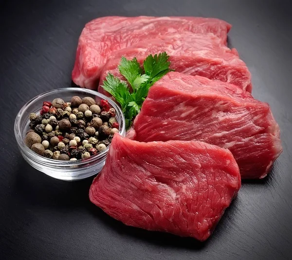 Crude meat with pepper spice — Stock Photo, Image