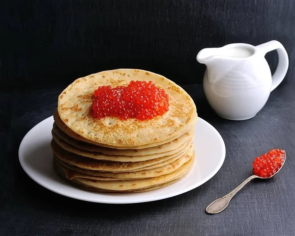 红鱼子酱煎饼 . — 图库照片