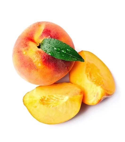 Rijpe perzik met perzik segmenten . — Stockfoto
