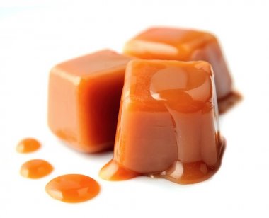 Beyaz zemin üzerine karamel şekerler.