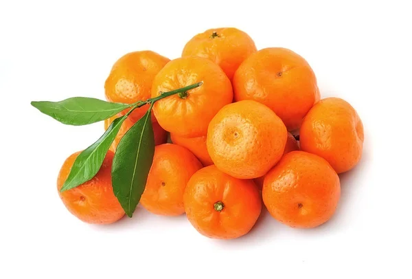 Hromada mandarinek izolované na bílém pozadí. — Stock fotografie