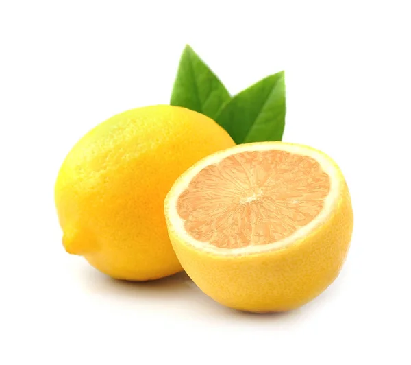 Söt citron med löv. — Stockfoto