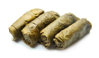 Beyaz arka planda izole edilmiş leziz dolma yemekleri. Sarma veya Dolmades