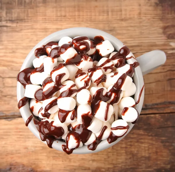 Kakaogetränk Mit Marshmallows Und Schokoladenbelag Auf Holzboden — Stockfoto