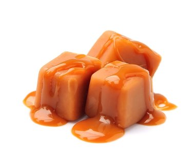 Beyaz arka planda izole edilmiş tatlı zeytinler..