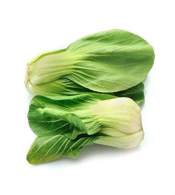 Beyaz arka planda taze pak choi lahanası.
