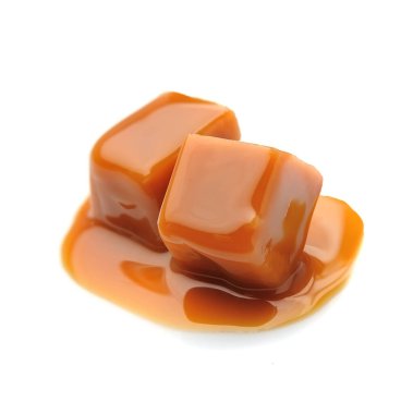 Karamelli şeker ve beyaz bir arka plan üzerinde izole karamel tepesi.