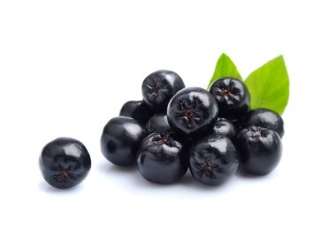 Beyaz arka planda yaprakları olan taze Aronia üzümleri. Boğuüzümü.