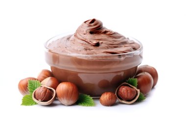 Fındıklar, beyaz arka planda izole edilmiş fındıklar ile sıçrar.