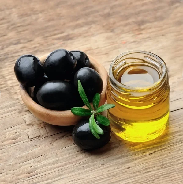 Aceite Oliva Con Frutos Oliva Sobre Mesas Madera —  Fotos de Stock