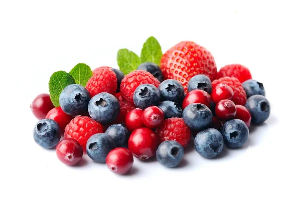 Zoete Bes Met Munt Geïsoleerd Witte Achtergrond Aardbei Bosbes Veenbes — Stockfoto