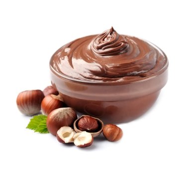 Çikolata beyaz arka planda izole bir şekilde yayılmış..