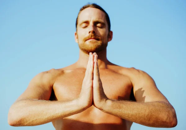 Athletic Man on Mat doing Yoga at the Beach — Stock Photo, Image