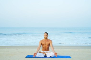 Sahilde yoga.