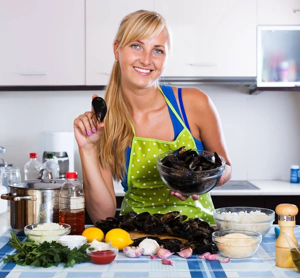 Hemmafru förbereder sötvatten musslor — Stockfoto