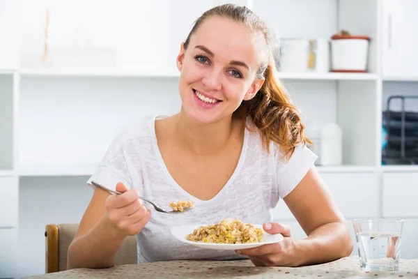 Dziewczyna z kasztanowe włosy jedzenie owsianki — Zdjęcie stockowe