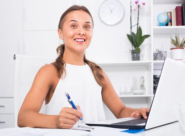 Retrato de mulher empregado de negócios escrevendo e trabalhando com la — Fotografia de Stock