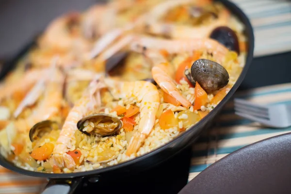 Plat de riz espagnol traditionnel aux fruits de mer - paella — Photo