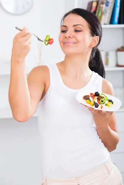 Woman holding fork and plate — Stock Photo, Image