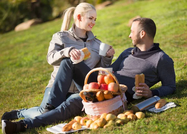 Houden van gelukkig jong paar chatten als het hebben van picknick — Stockfoto