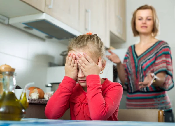 Beledigde vrouw en kind — Stockfoto