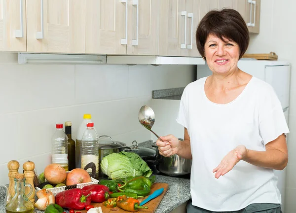 Volwassen vrouw keuken soep — Stockfoto