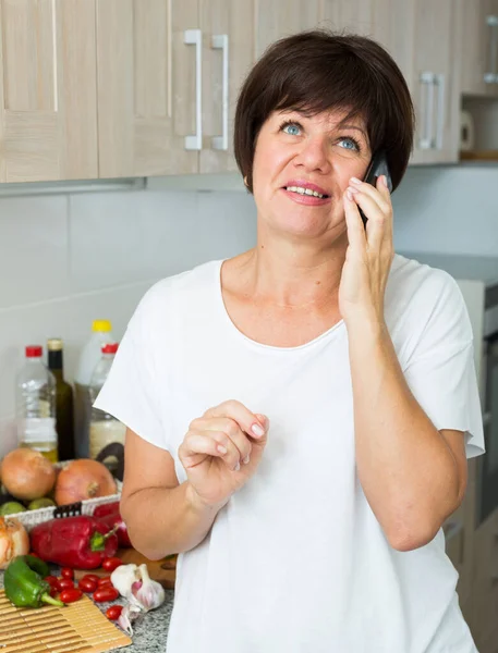 Mogen kvinna pratar telefon — Stockfoto