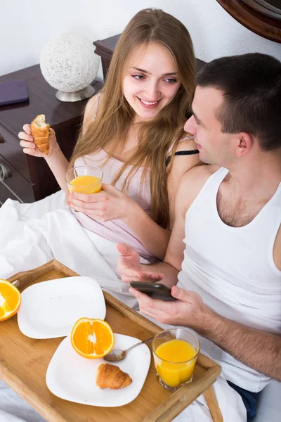 Lezzetli kahvaltıları olan bir çift — Stok fotoğraf