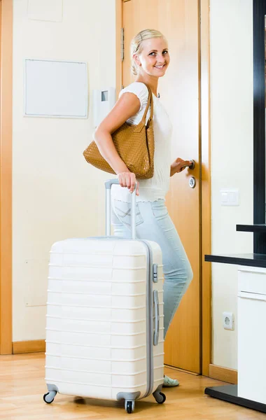 Portrait of female traveller going at holiday trip — Stock Photo, Image