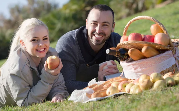 Retrato de adultos con manzanas y arenas en la naturaleza —  Fotos de Stock