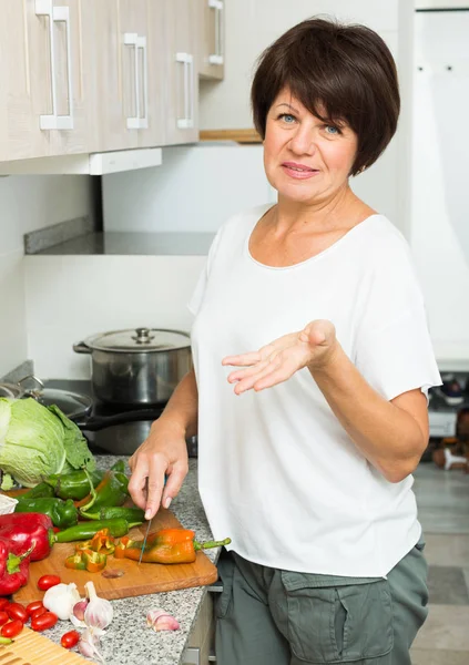 Volwassen vrouw maken salade — Stockfoto