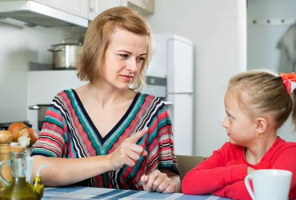 Ung kvinna predikar liten dotter — Stockfoto