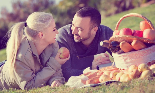 Milující usmívající se pár chatování jako s piknik — Stock fotografie