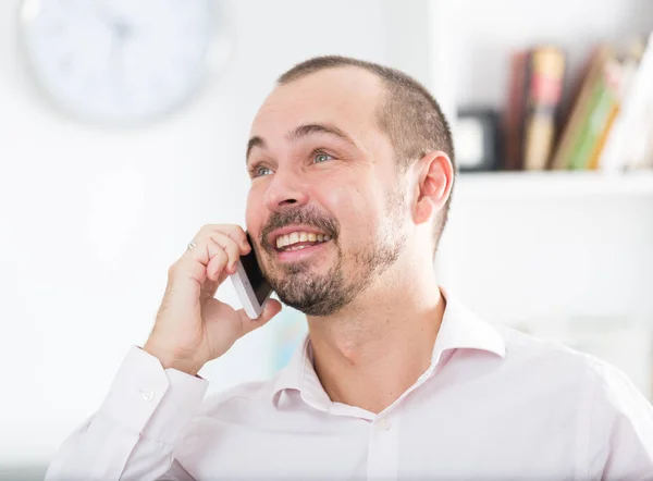 Positive young man calling by smartphone — Stock Photo, Image