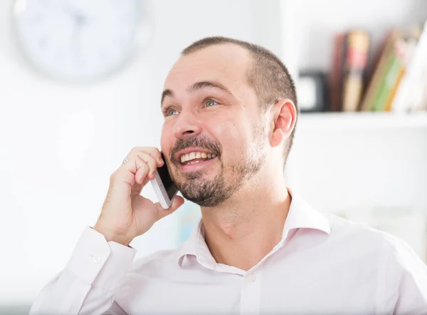 Positiv ung man ringer via smartphone — Stockfoto