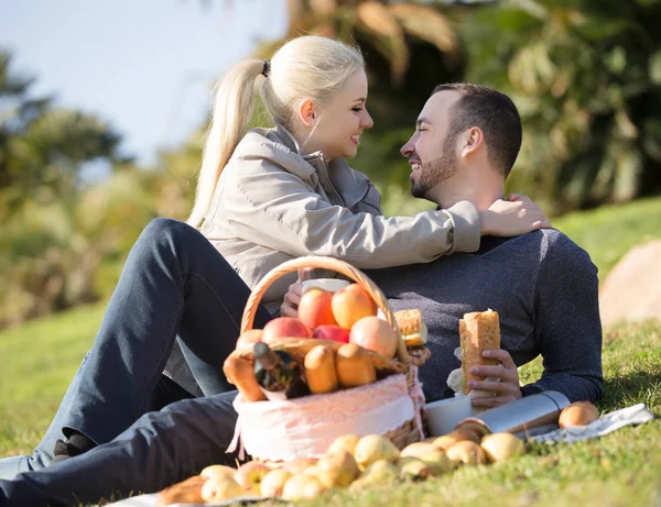 Paar loungen bij de picknick buiten — Stockfoto