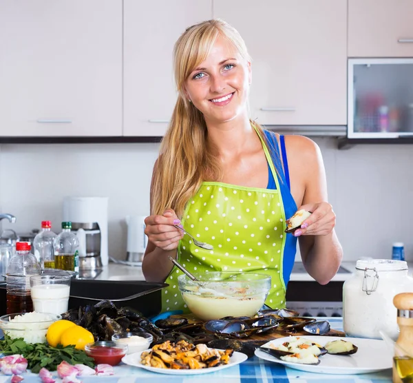 Blondie voorbereiding van groenten in de keuken — Stockfoto