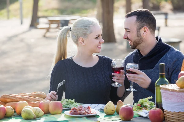 Koppel picknicken in zonnige lentedag op het platteland — Stockfoto