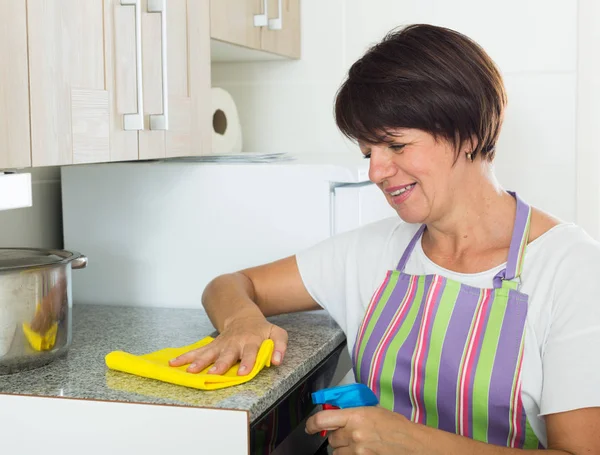 Gepensioneerde vrouw schoonmaken van huis — Stockfoto