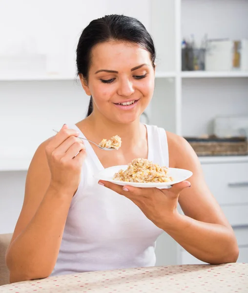 Young woman eating breakfast — Stock Photo, Image