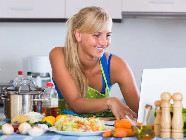 Blondie searching recipe in internet — Stock Photo, Image