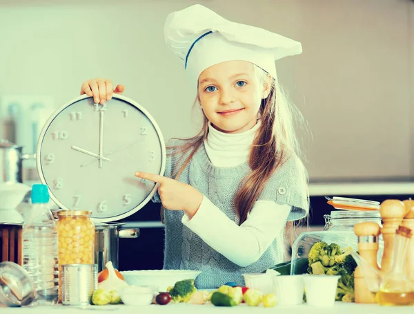 Ritratto di dolce bambina con verdure e orologio — Foto Stock