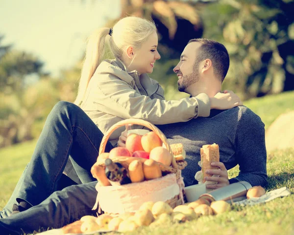 Couple se prélasser au pique-nique en plein air — Photo
