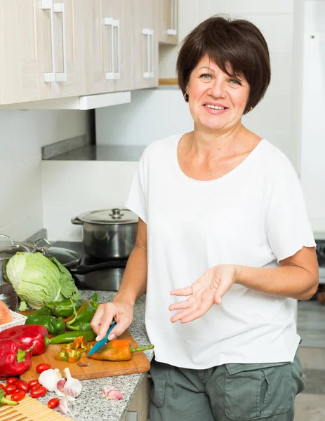 Mulher sênior preparando salada — Fotografia de Stock
