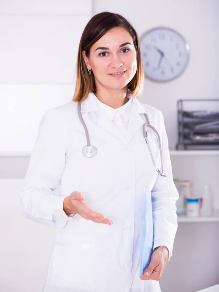 Ženský lékař nabízející pomoc — Stock fotografie