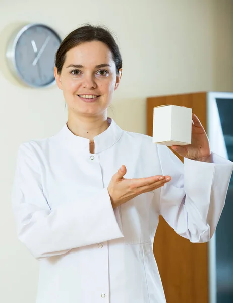 Female therapeutist recommending new dietary supplement — Stock Photo, Image