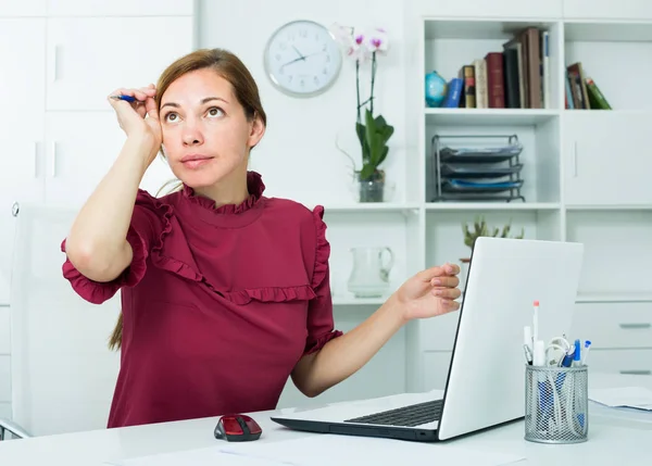 Teleurgestelde jonge vrouw zitten aan het werk bureau in bedrijf offi — Stockfoto