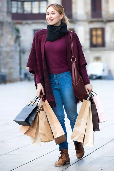 Portret van een jong meisje met tassen van haar winkelen — Stockfoto