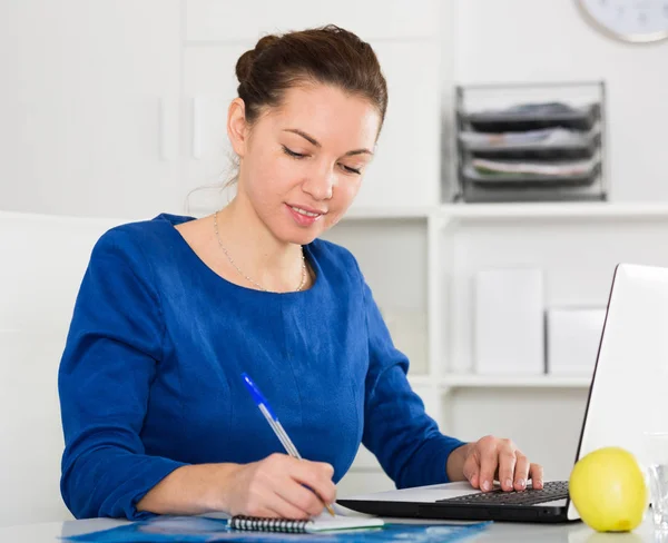 Mujer trabajando productivamente —  Fotos de Stock