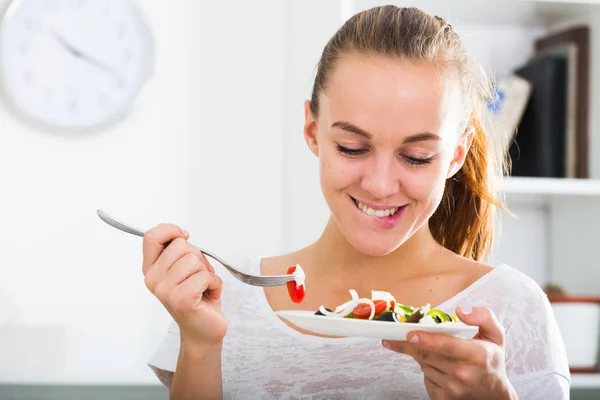 Ragazza mangiare insalata di verdure — Foto Stock